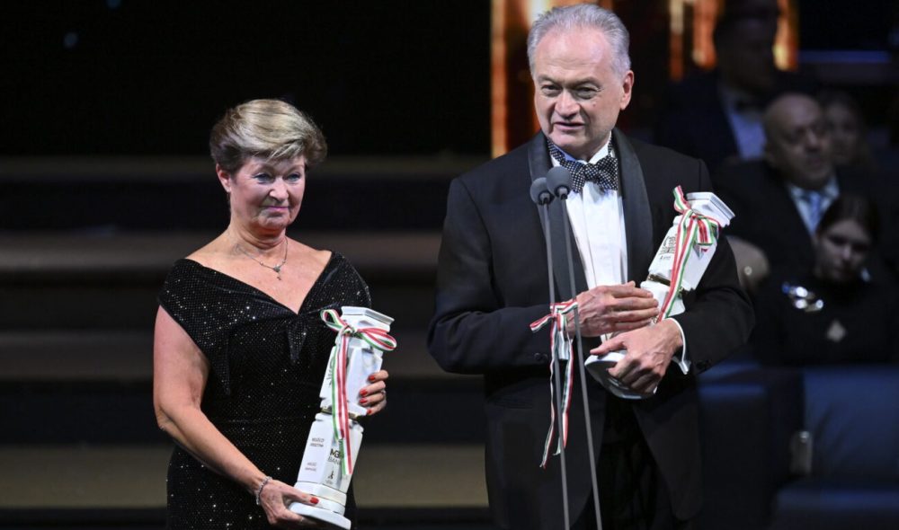 Budapest, 2026. január 12.
Az olimpiai ezüstérmes Regõczy Krisztina és Sallay András jégtánckettõs, miután átvették az Magyar Sportújságírók Szövetsége (MSÚSZ) életmûdíját a 68. Nemzeti Sport Gálán a Magyar Állami Operaházban 2026. január 12-én.
MTI/Illyés Tibor
