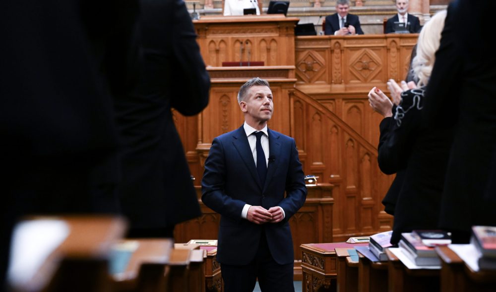 Budapest, 2026. május 9.
Magyar Péter miniszterelnök az új Országgyûlés alakuló ülésén az Országházban 2026. május 9-én. A választáson gyõztes Tisza Párt elnökét 140 igen szavazattal, 54 nem ellenében és 1 tartózkodással választották meg a képviselõk.
MTI/Illyés Tibor