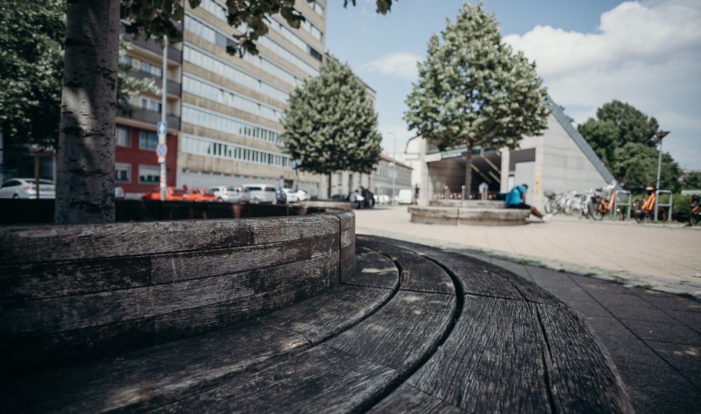 Padok a II. János Pál pápa téri metrókijáratnál, 2022. június 8-án. Fotó: Karancsi Rudolf / Józsefváros Újság