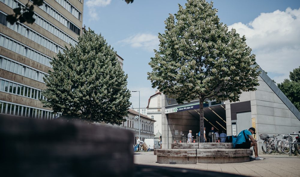 Padok a II. János Pál pápa téri metrókijáratnál, 2022. június 8-án. Fotó: Karancsi Rudolf / Józsefváros Újság