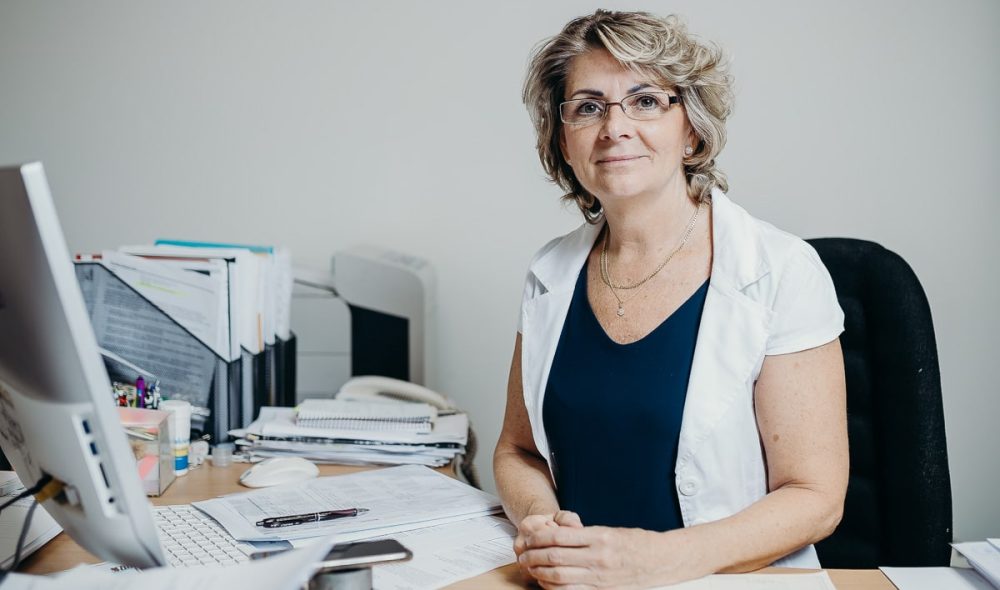 Koscsóné Kolkopf Judit, a Józsefvárosi Egyesített Bölcsődék intézményvezetője, a Karácsony Sándor alapítványkuratóriumi elnöke 2022. június 13-án. Fotó: Karancsi Rudolf / Józsefváros Újság