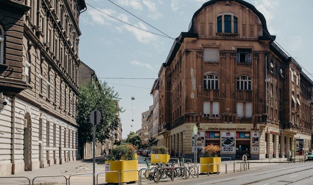 Megujult kozterulet a Vay Adam, a Nepszinhaz es az Alfoldi utcak talalkozassanal, 2022. augusztus 3-an. Foto: Karancsi Rudolf / Jozsefvaros Ujsag