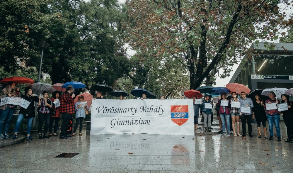 A Vorosmarty Mihaly Gimnazium tanarainak polgari engedetlensegi demeonstracioja a Rakoczi teren 2022. szeptember 1-jen. Foto: Karancsi-Albert Rudolf / Jozsefvaros Ujsag