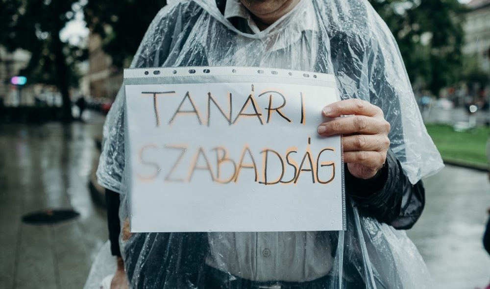 A Vorosmarty Mihaly Gimnazium tanarainak polgari engedetlensegi demeonstracioja a Rakoczi teren 2022. szeptember 1-jen. Foto: Karancsi-Albert Rudolf / Jozsefvaros Ujsag