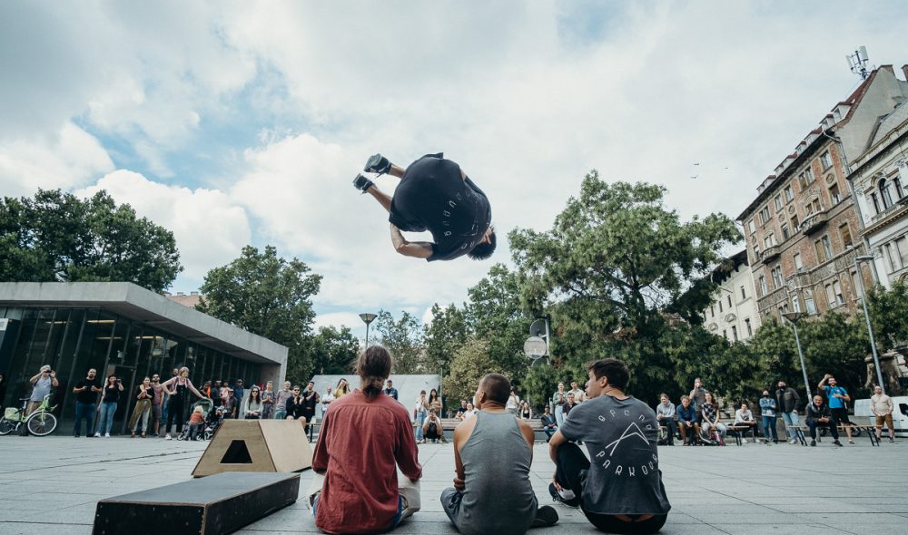 Parkour-bemutato A mi terunk proramsorozat kereteben a Rakoczi teren, 2022. szeptember 11-en. Foto: Karancsi-Albert Rudolf / Jozsefvaros Ujsag