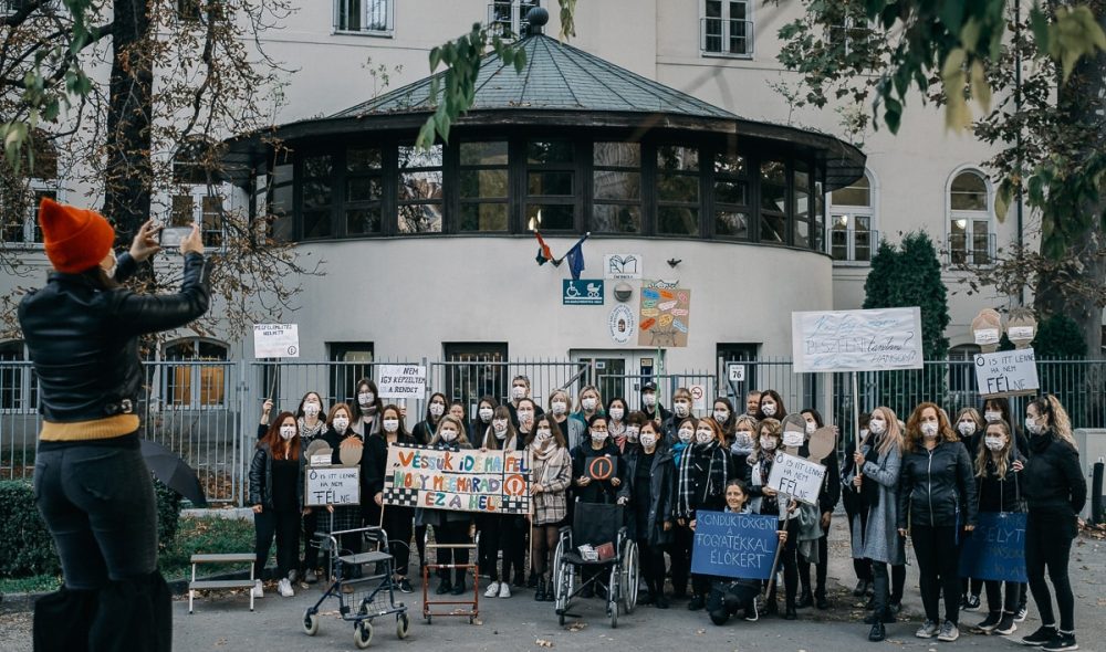 Flashmob a gyogypedagogusokert, az SNI tanulokert, a Barczi Iskolaert az Ulloi uton, Budapesten, 2022. oktober 14-en. Foto: Karancsi-Albert Rudolf / Jozsefvaros Ujsag