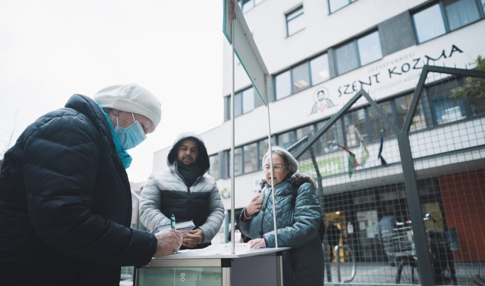 Alairasgyujtes a JEK elott, a rendelo onkormanyzati kezben maradasaert, 2022. november 28-an. Foto: Karancsi-Albert Rudolf / Jozsefvaros Ujsag