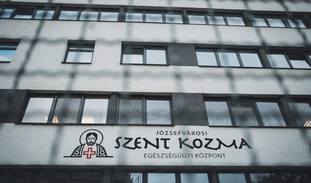Alairasgyujtes a JEK elott, a rendelo onkormanyzati kezben maradasaert, 2022. november 28-an. Foto: Karancsi-Albert Rudolf / Jozsefvaros Ujsag