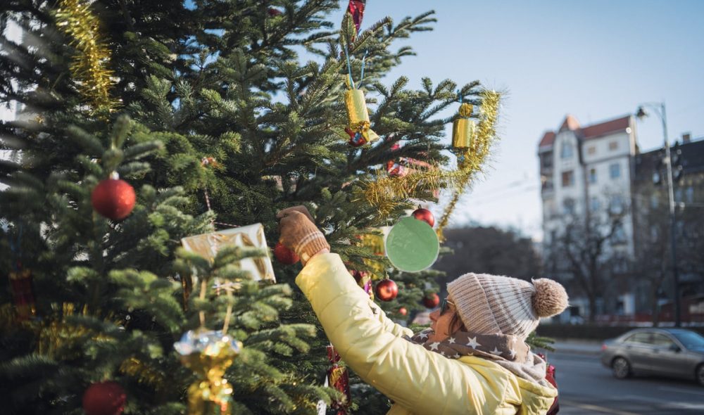 A Jozsefvarosi Onkormanyzat dolgozoi karacsonyfat diszitenek a Horvath Mihaly teren, 2022. december 13-an. Foto: Karancsi-Albert Rudolf / Jozsefvaros Ujsag