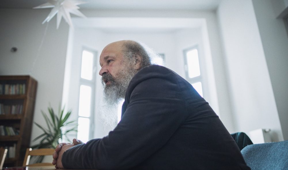 Iványi Miklós, a Magyar Evangéliumi Testvérközösség lelkésze interjút ad a Józsefváros Újságnak 2023. február 15-én. Fotó: Karancsi-Albert Rudolf / Józsefváros Újság