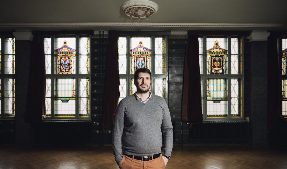 Bábel Balázs, a Vasas Szakszervezeti Szövetség alelnöke interjút ad 2023. május 9-én. Fotó: Karancsi-Albert Rudolf