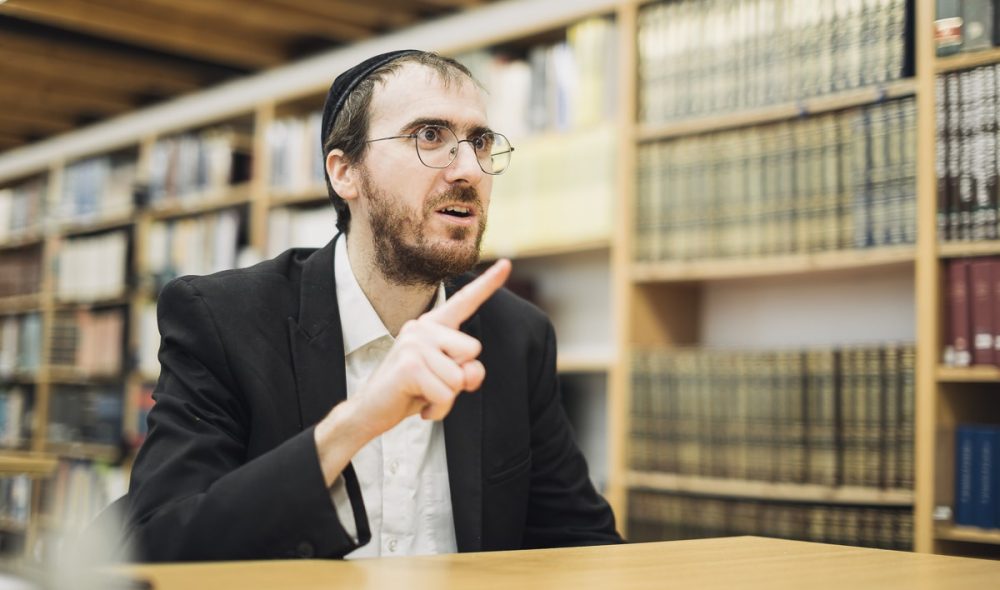 Szántó-Várnagy Binjamin, az Országos Rabbiképző zsinagógájának rabbija interjút ad 2023. június 6-án.  Fotó: Karancsi-Albert Rudolf
