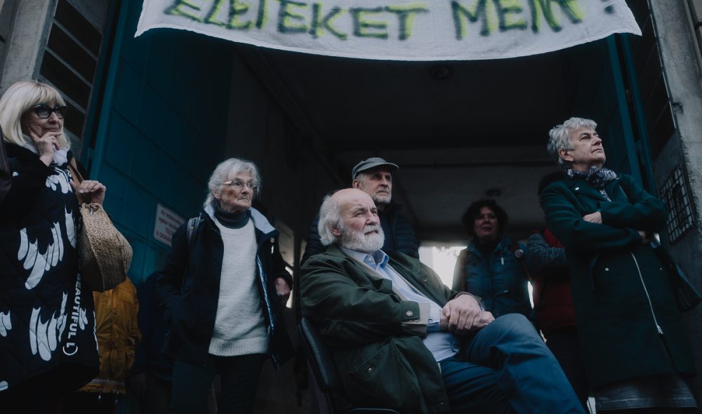 Tüntetés a MET előtt, miután az MVM bejelentette, hogy a következő napon kikapcsolják az áramszolgáltatást a MET felgyülemlett tartozásai miatt az egyház telephelyein. 2023. október 17.  Fotó: Karancsi-Albert Rudolf