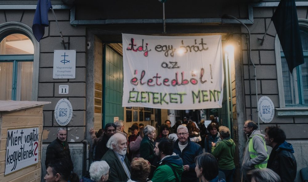 Tüntetés a MET előtt, miután az MVM bejelentette, hogy a következő napon kikapcsolják az áramszolgáltatást a MET felgyülemlett tartozásai miatt az egyház telephelyein. 2023. október 17.  Fotó: Karancsi-Albert Rudolf