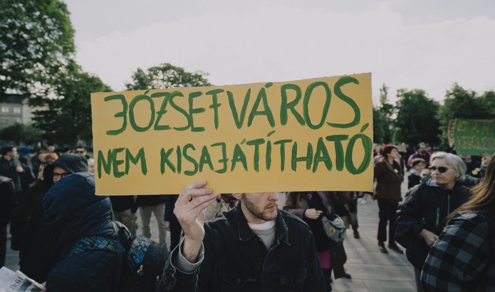 Tüntetés a Nemzeti Közszolgálati Egyetem Ludovika téri épülete előtt a józsefvárosi lakások kisajátítása ellen 2024. április 17-én. Az állam összesen tíz önkormányzati ingatlant sajátítana ki a beterjesztett törvény szerint, a Diószeghy, a Sárkány és a Dugonics utcákban.   Fotó: Karancsi-Albert Rudolf