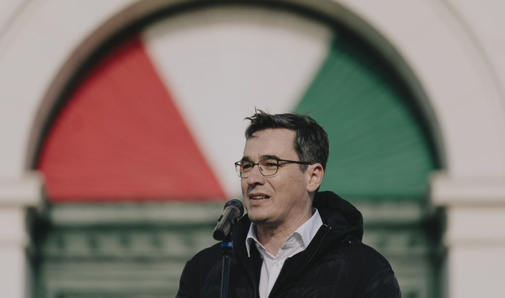 Tüntetés a Nemzeti Közszolgálati Egyetem Ludovika téri épülete előtt a józsefvárosi lakások kisajátítása ellen 2024. április 17-én. Az állam összesen tíz önkormányzati ingatlant sajátítana ki a beterjesztett törvény szerint, a Diószeghy, a Sárkány és a Dugonics utcákban.   Fotó: Karancsi-Albert Rudolf