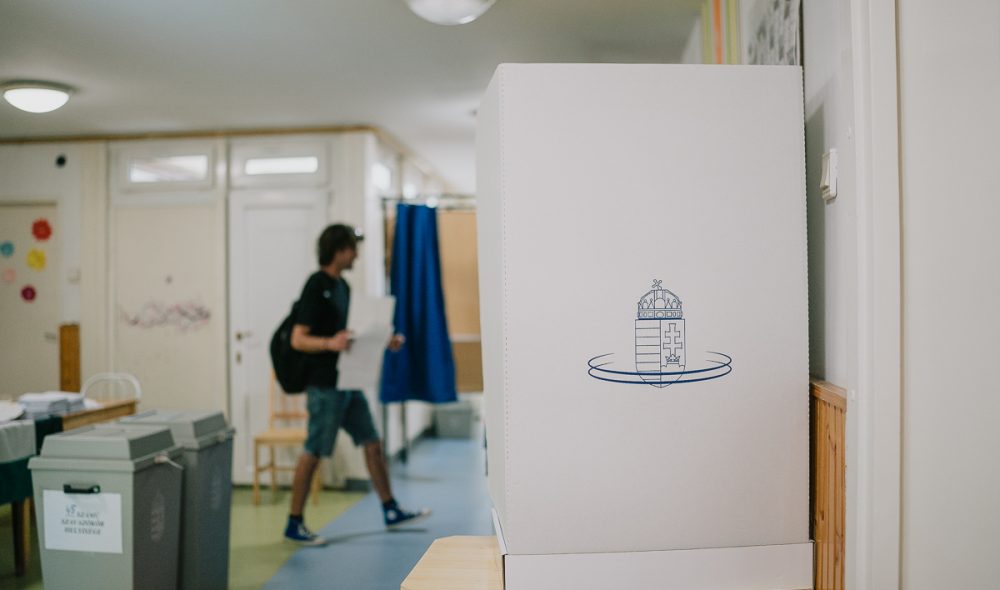 Szavazás Budapest 45. számú szavazóhelyiségében, a 2024-es önkormányzati és Európai Parlamenti választáson, 2024. június 9-én. Fotó: Karancsi-Albert Rudolf