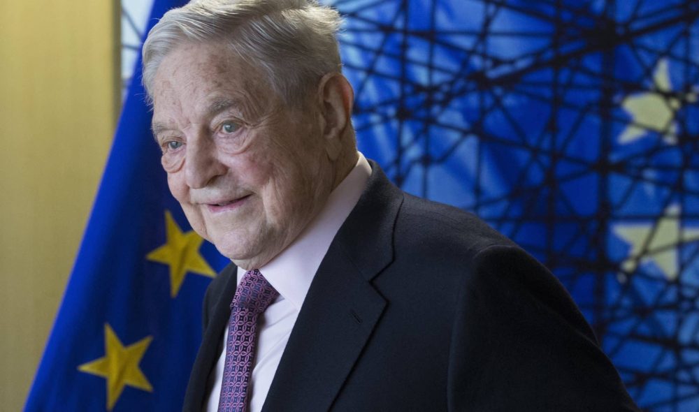 Brüsszel, 2017. április 27.
Soros György magyar származású amerikai üzletember, a New York-i Soros Fund Management befektetési társaság elnöke érkezik a Jean-Claude Junckerrel, az Európai Bizottság elnökével tartandó megbeszélésükre Brüsszelben 2017. április 27-én. (MTI/EPA pool/Olivier Hoslet)