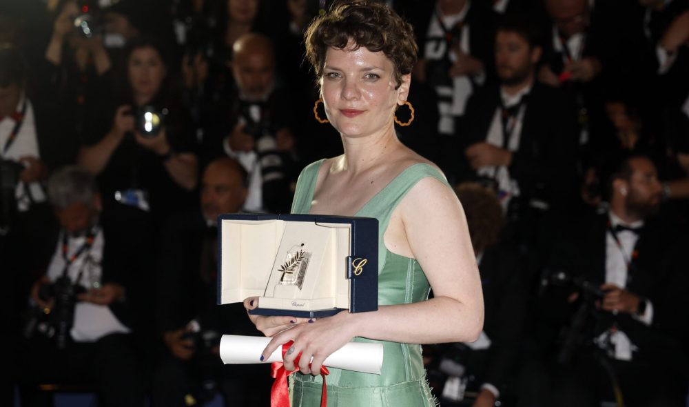 Cannes, 2023. május 27.
Buda Flóra Anna kezében a rövidfilm kategóriában elnyert Arany Pálma-díjjal a 76. Cannes-i Nemzetközi Filmfesztivál záróünnepségén 2023. május 27-én. Buda Flóra Anna a francia-magyar koprodukcióban készült 27 címû animációs filmjéért részesült az elismerésben.
MTI/EPA/Guillaume Horcajuelo