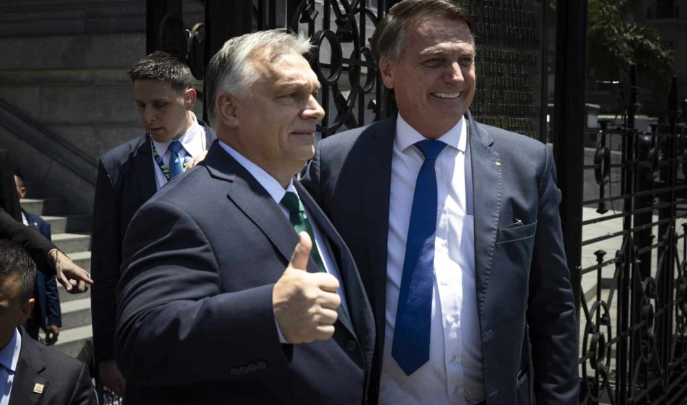 Buenos Aires, 2023. december 10.
A Miniszterelnöki Sajtóiroda által közreadott képen Orbán Viktor miniszterelnök (j2) és Jair Bolsonaro korábbi brazil államfõ (j) Javier Milei új argentin elnök beiktatási ünnepségén Buenos Airesben 2023. december 10-én.
MTI/Miniszterelnöki Sajtóiroda/Fischer Zoltán