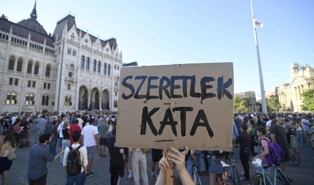 Budapest, 2022. július 13.
Résztvevõk a Momentum Mozgalom tüntetésén, amelyen a kisadózó vállalkozók tételes adója (kata) módosítása ellen tiltakoztak Budapesten, a Kossuth téren 2022. július 13-án.
MTI/Balogh Zoltán