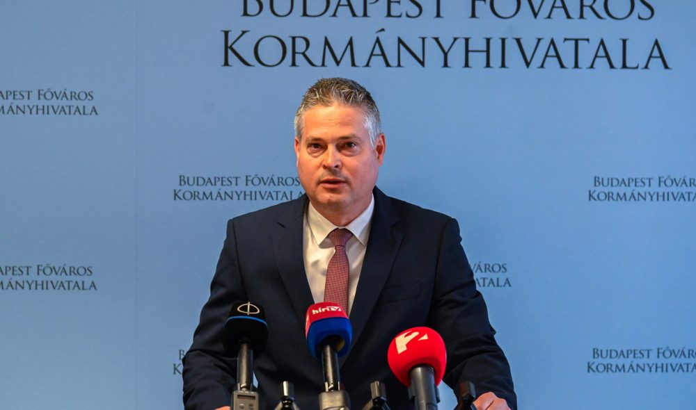 Budapest, 2025. április 23.
Sára Botond fõispán, Budapest Fõváros Kormányhivatala vezetõje a fogyasztóvédelmi konzultációról tartott sajtótájékoztatón Budapest Fõváros Kormányhivatalában, a XIII. kerületi Teve utcában 2025. április 23-án. Május 23-áig lehet kitölteni a fogyasztóvédelmi konzultációt a fogyved.kormany.hu oldalon.
MTI/Máthé Zoltán