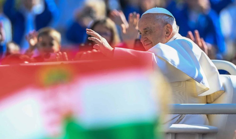 Budapest, 2023. április 30.
Ferenc pápa érkezik szentmiséjére pápamobilján a Parlament elõtti Kossuth térre háromnapos magyarországi apostoli látogatásának harmadik napján, 2023. április 30-án.
MTI/Máthé Zoltán