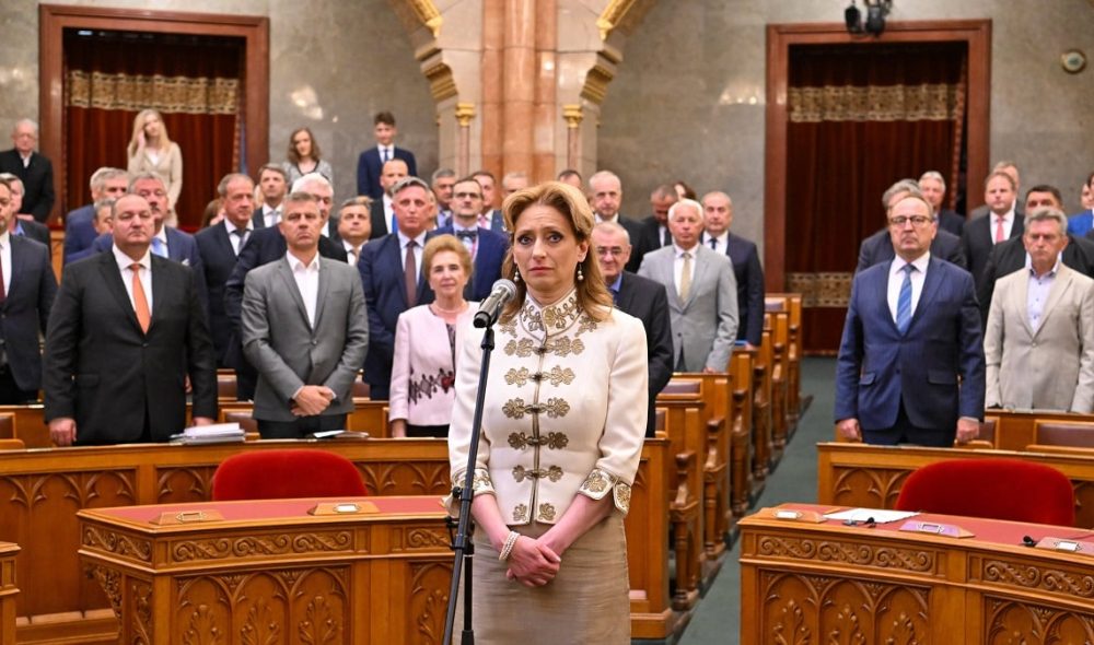 Budapest, 2023. június 12.
Ferencz Orsolya, a Fidesz képviselõje esküt tesz az Országgyûlés plenáris ülésén 2023. június 12-én. Az új képviselõ az áprilisban elhunyt Bajkai István, a Fidesz alapító tagja és parlamenti képviselõje mandátumát veszi át. Ferencz Orsolya, a Külgazdasági és Külügyminisztérium ûrkutatásért és ûrtevékenységért felelõs miniszteri biztosa.
MTI/Illyés Tibor