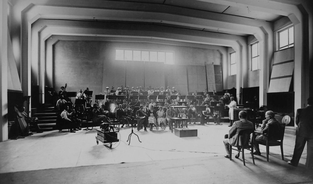 Címlapi fotó: 1935 a Magyar Rádió új 6-os stúdiójának akusztikai próbája. Háttal ül Dohnányi Ernő karmester és Békéssy György tervező. Forrása: Fortepan.hu / Rádió és Televízió Újság