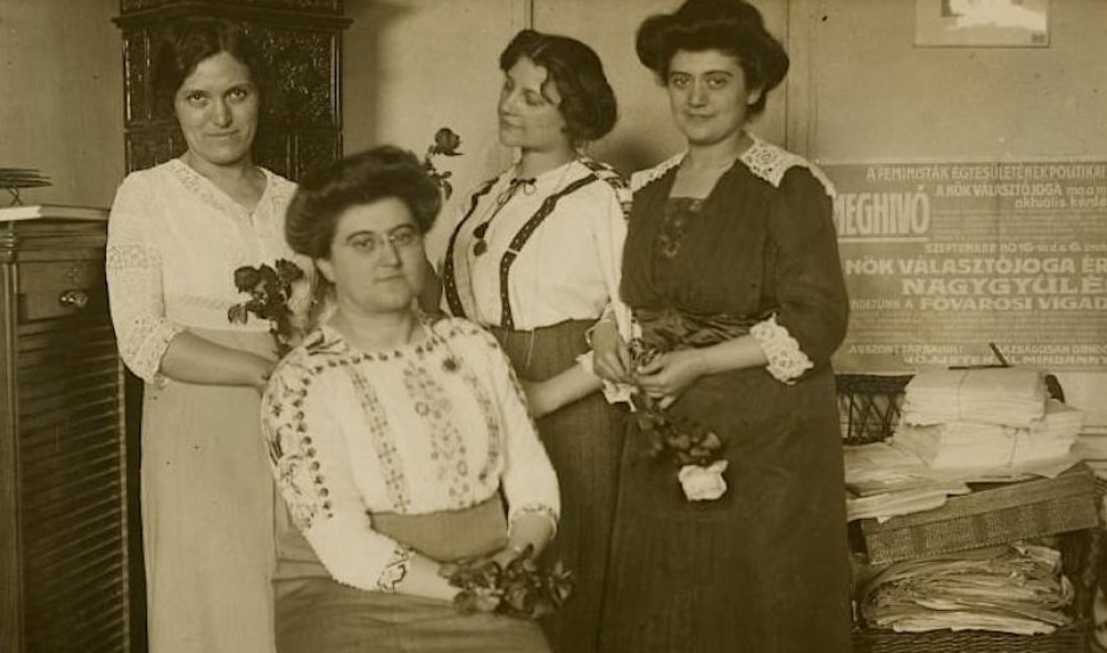Paula Pogány, Rosika Schwimmer, Jane Dirnfield, and Franciska Schwimmer. 1913 - Forrása: The New York Public Library