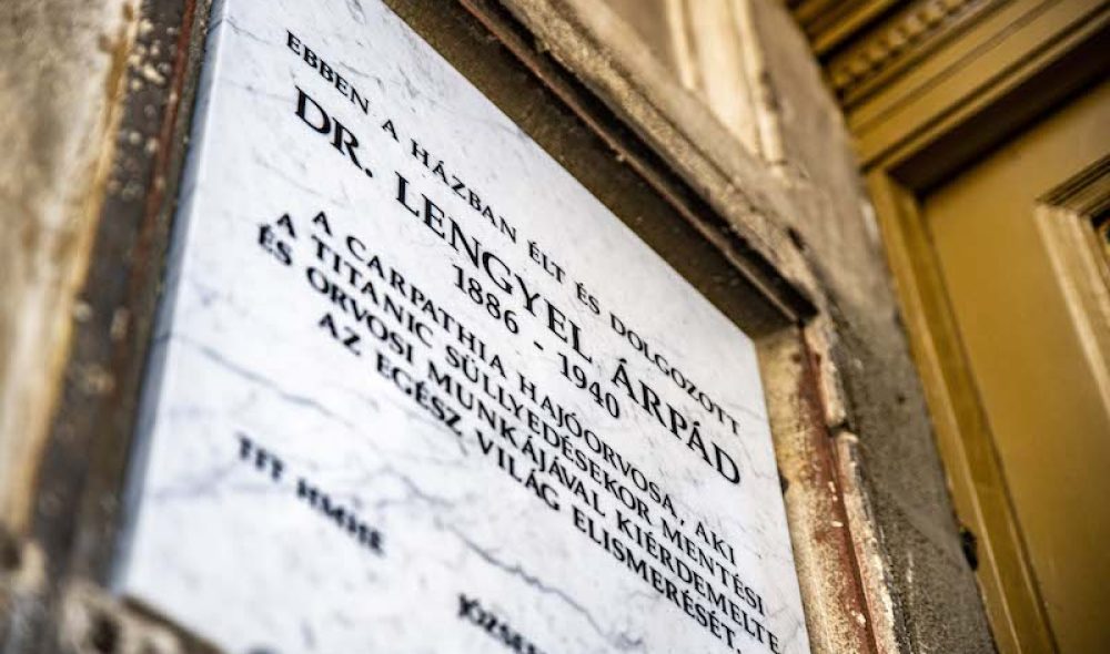 Dr. Lengyel Árpád emléktáblája a Rákóczi út 11. alatt - Fotó: Nagy Dániel