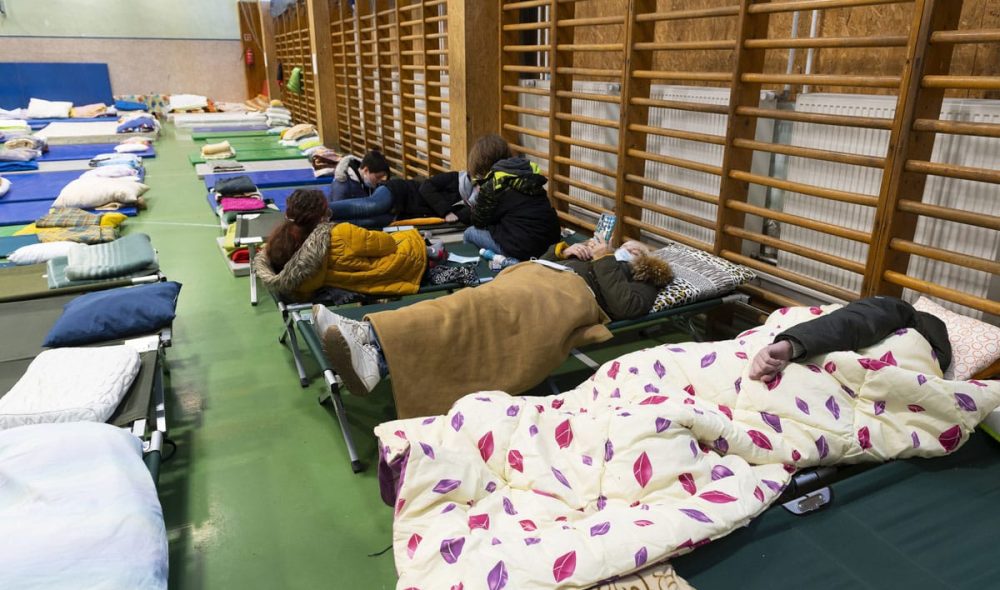 Záhony, 2022. március 1.
Az orosz-ukrán háború elől menekülő emberek Záhonyban, a Kandó Kálmán Technikum és Béres József Kollégium tornatermében kialakított átmeneti szálláson 2022. március 1-jén.
MTI/Balázs Attila