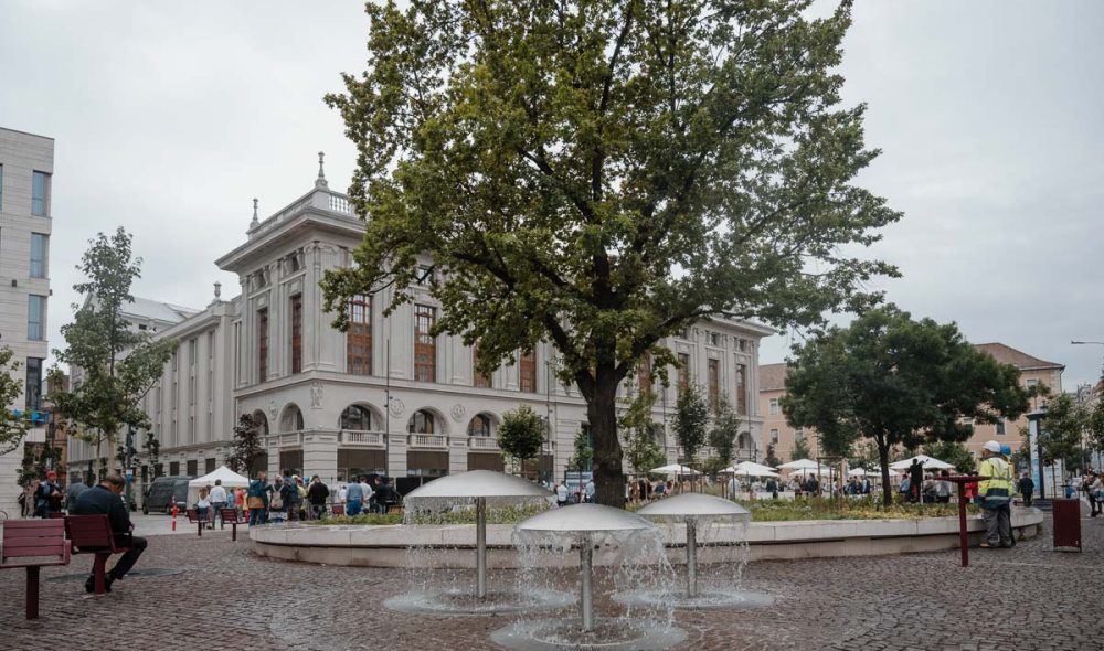 Idén nyáron a Corvin áruház homlokzatát is megmutatták végre!