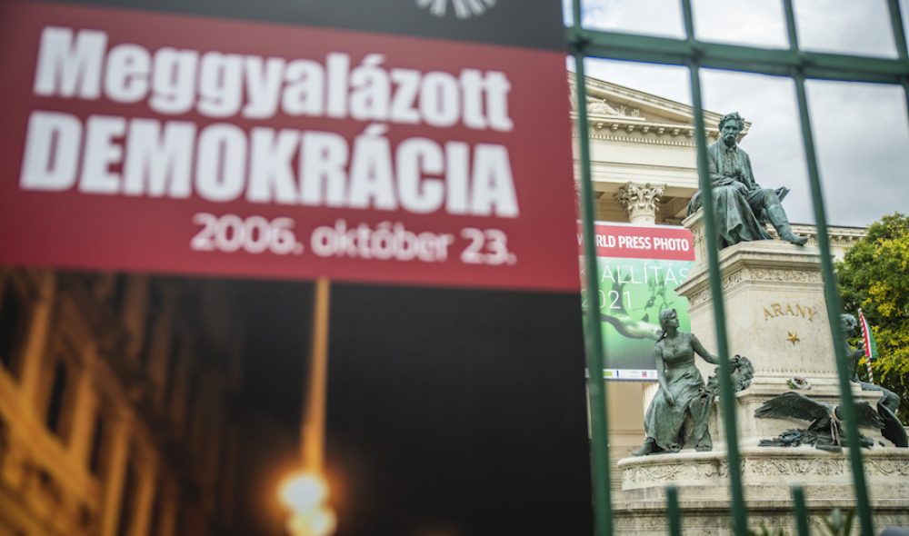 Meggyalázott demokrácia - a Magyar Nemzeti Múzeum köztéri kiállítása; Fotó: Nagy Dániel