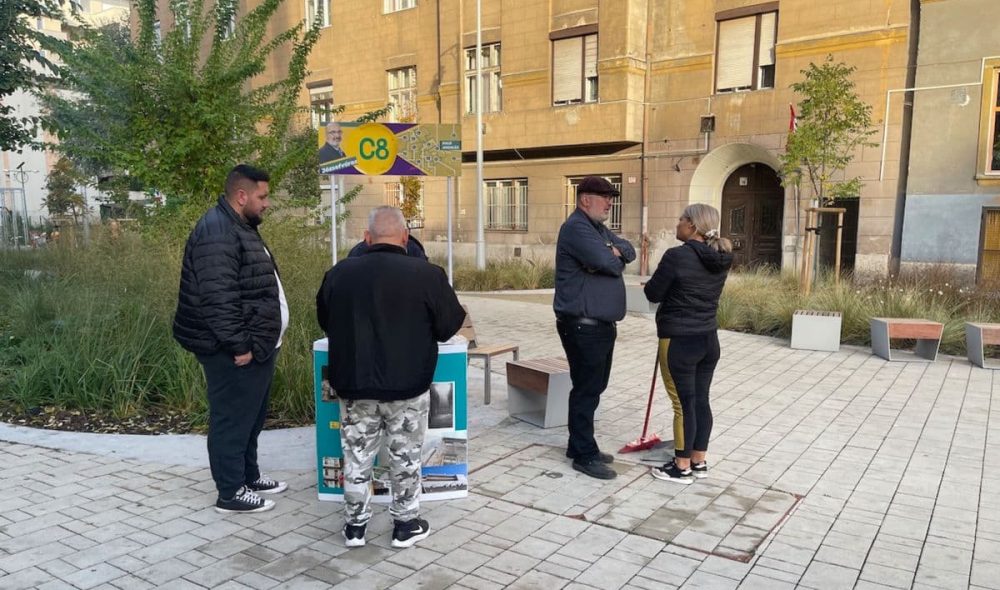 Pikó András és aktivitái aláírásokat gyűjtenek a JEK előtt - Fotó: Pálinkás János