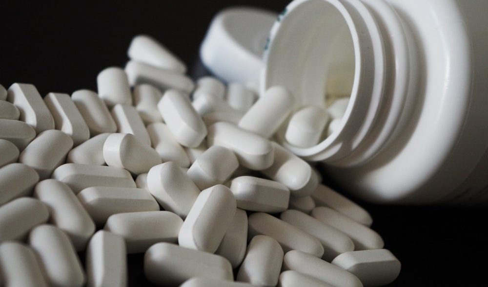 pills-gb62740f23_1280